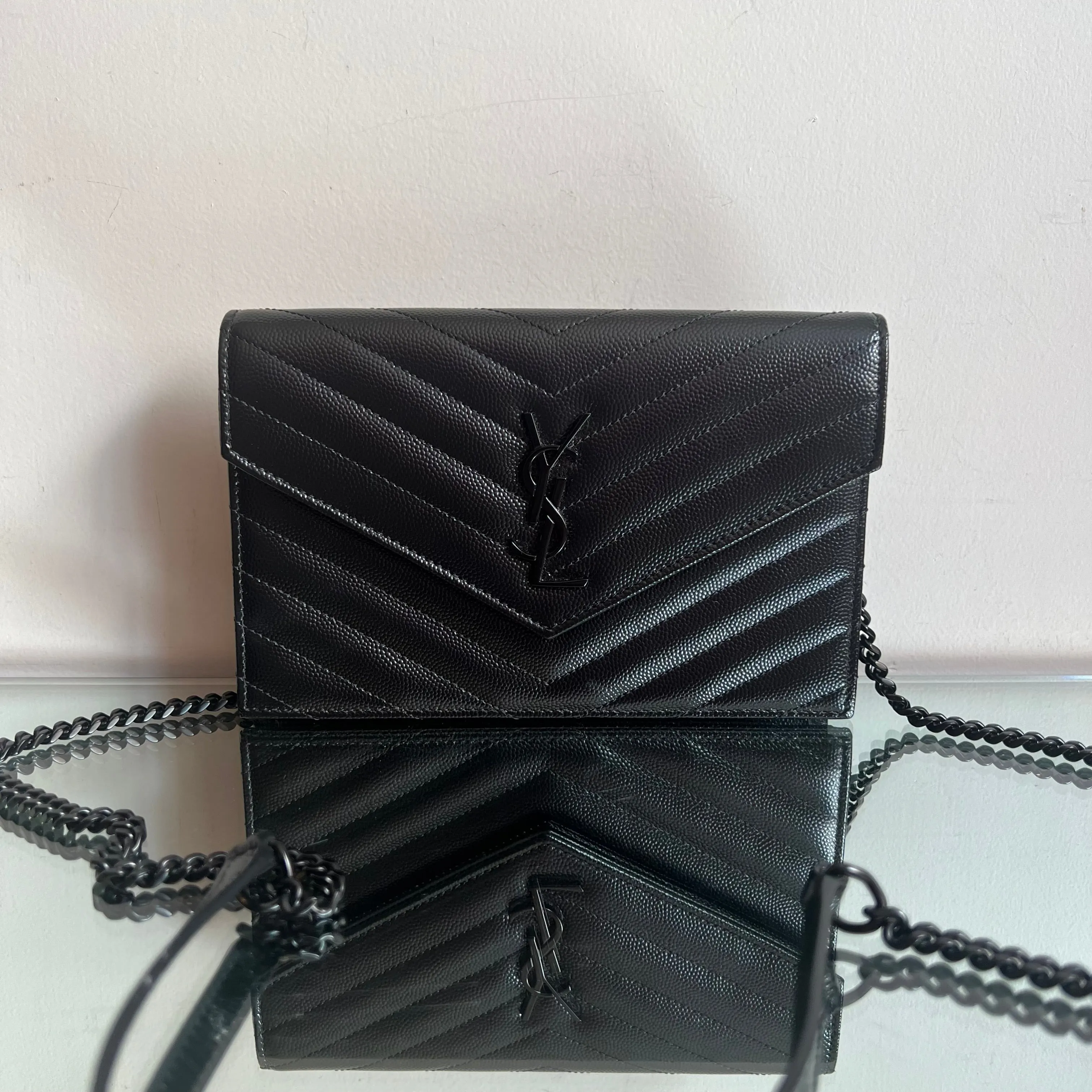 Bolsa Yves Saint Laurent Preta com Ferragem Preta